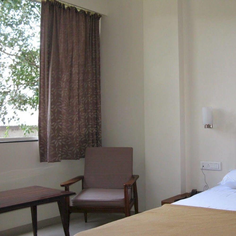 Oyo 1194 Hotel Gulmohr Pune Exterior photo