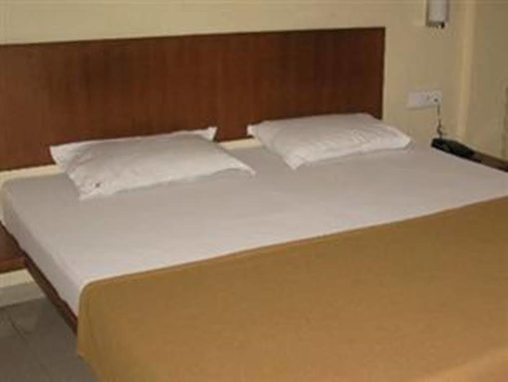 Oyo 1194 Hotel Gulmohr Pune Exterior photo
